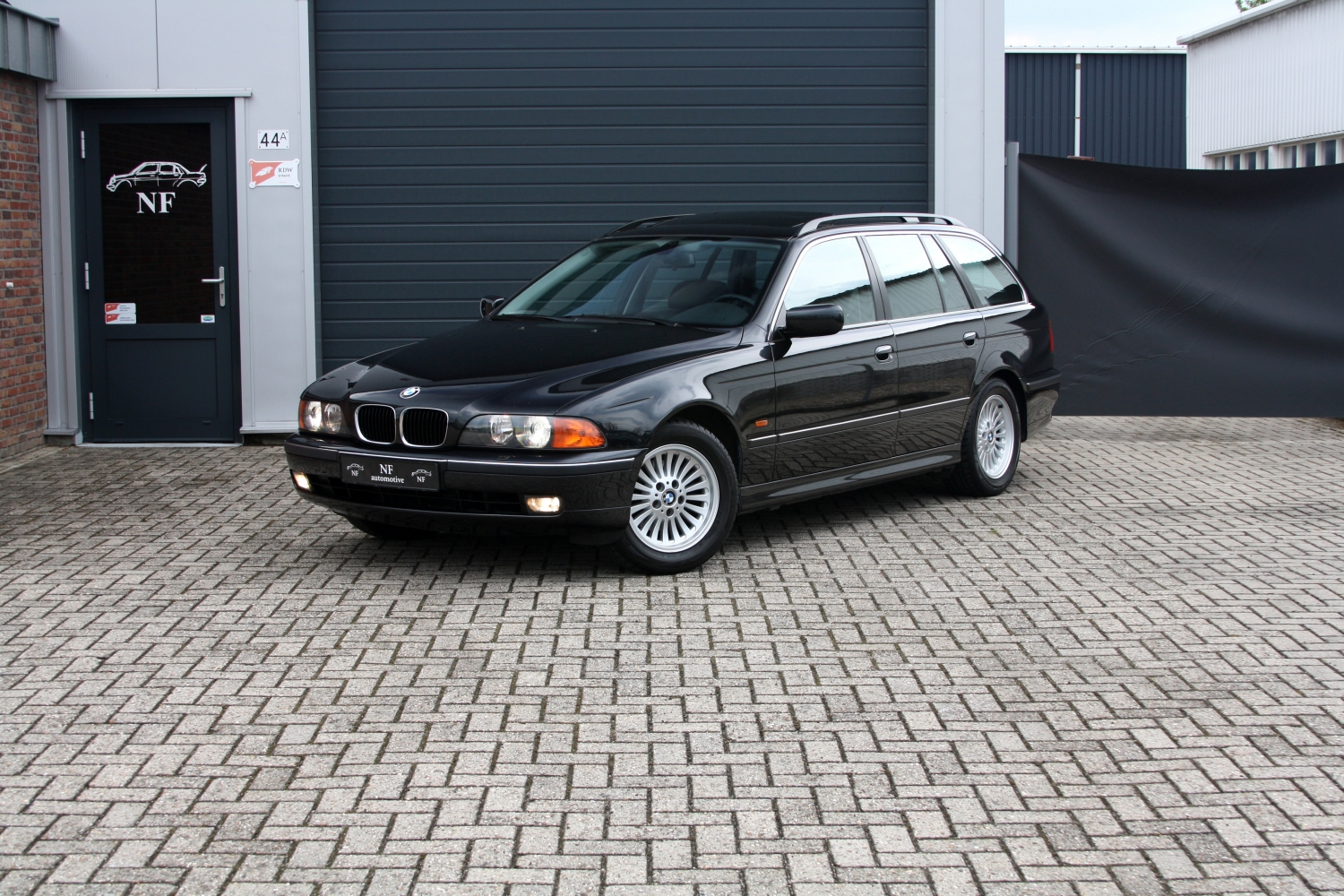 BMW-528i-Touring-E39-1999-008.JPG