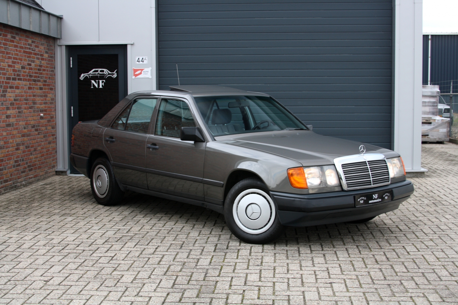 Mercedes-Benz-230E-W124-1987-010.JPG