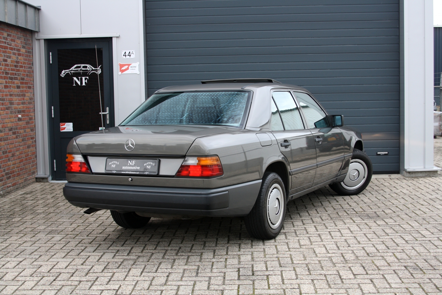 Mercedes-Benz-230E-W124-1987-017.JPG