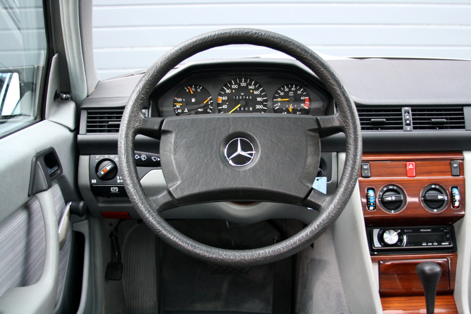 Mercedes-Benz-230E-W124-1987-046.JPG