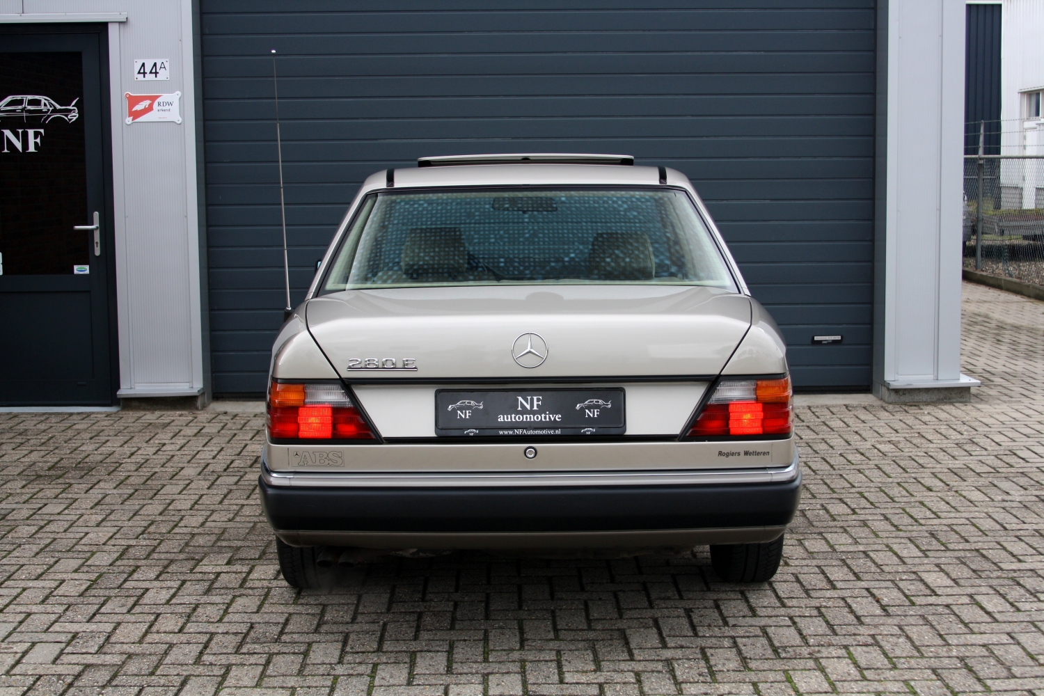 Mercedes-Benz-280E-W124-1992-019.JPG