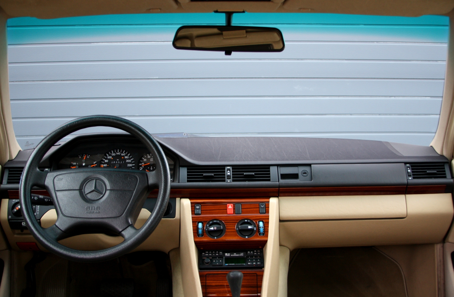 Mercedes-Benz-280E-W124-1992-056.JPG