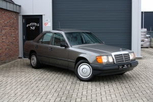 NF Automotive Mercedes-Benz-230E-W124-1987-010.JPG