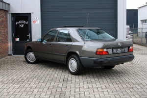 NF Automotive Mercedes-Benz-230E-W124-1987-014.JPG
