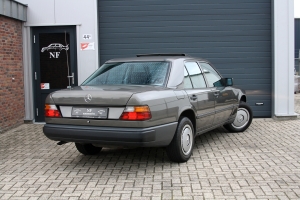 NF Automotive Mercedes-Benz-230E-W124-1987-017.JPG