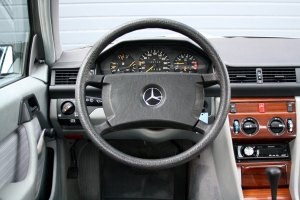 NF Automotive Mercedes-Benz-230E-W124-1987-046.JPG
