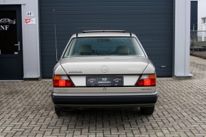 NF Automotive Mercedes-Benz-280E-W124-1992-019.JPG