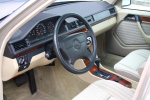 NF Automotive Mercedes-Benz-280E-W124-1992-023.JPG