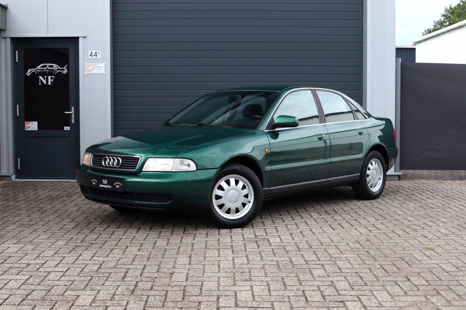 Audi-A4-Sedan-18-1999-TTFG77-012.JPG