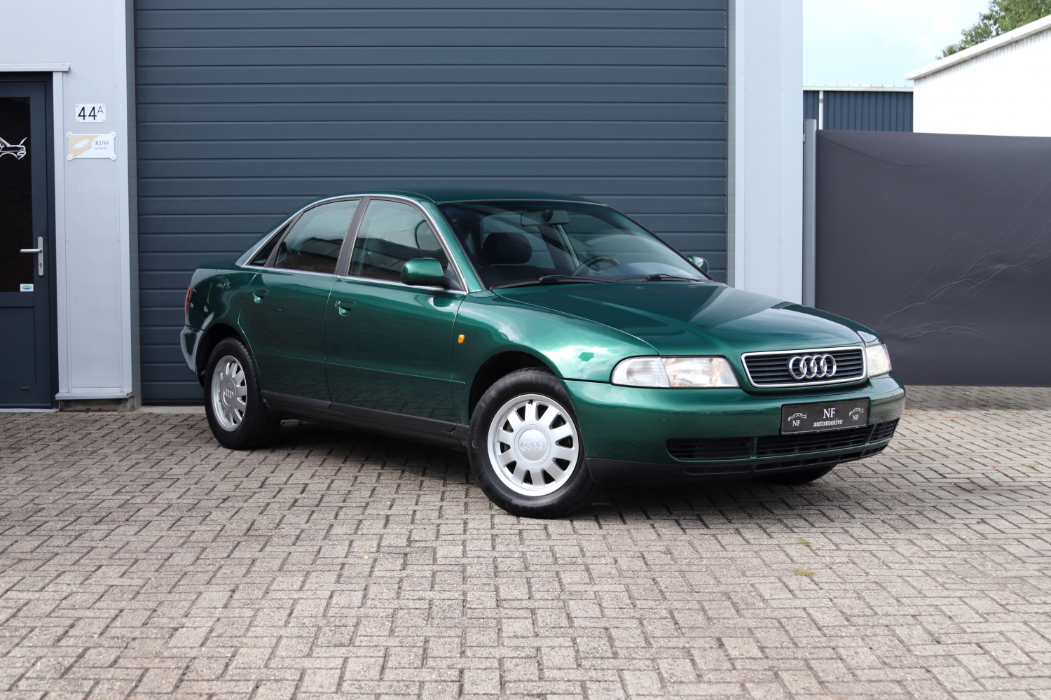 Audi-A4-Sedan-18-1999-TTFG77-015.JPG