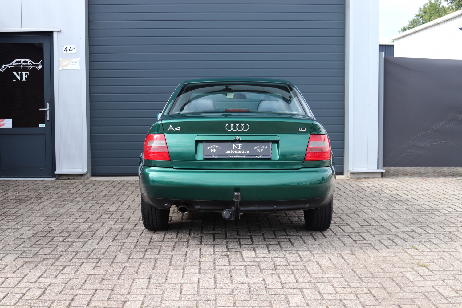 Audi-A4-Sedan-18-1999-TTFG77-024.JPG