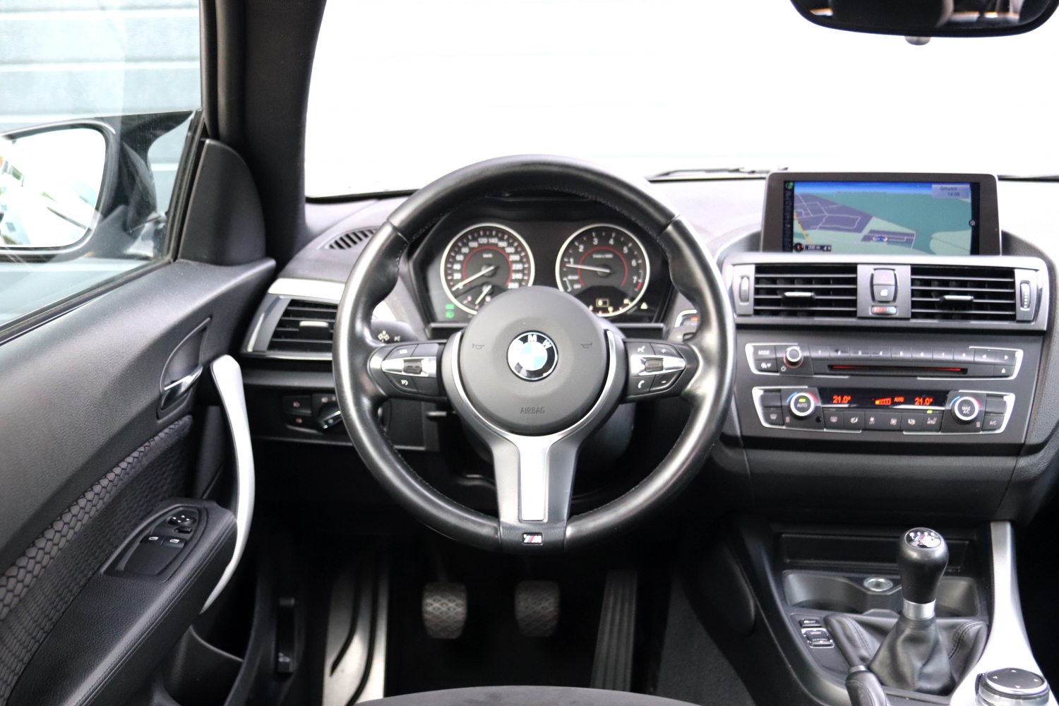 BMW-114i-F21-2015-6ZGF12-027.JPG