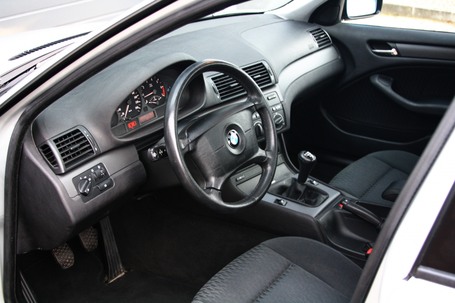 BMW-316i-E46-2000-038.JPG