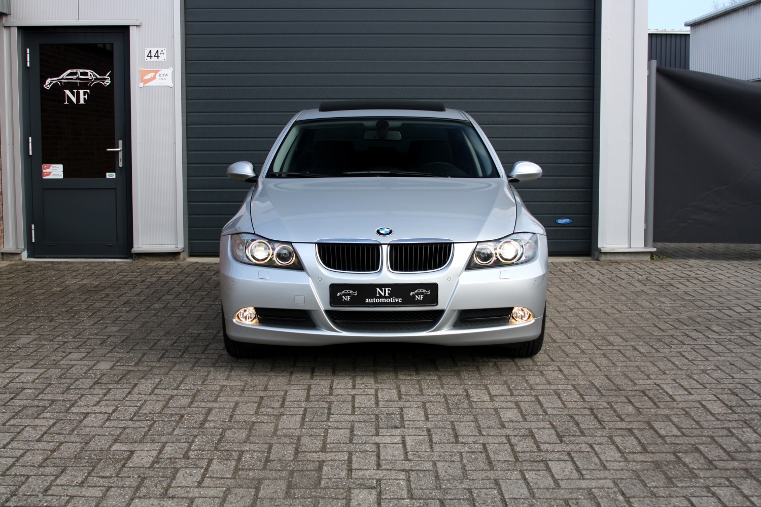 BMW-318i-Sedan-E90-2006-003.JPG