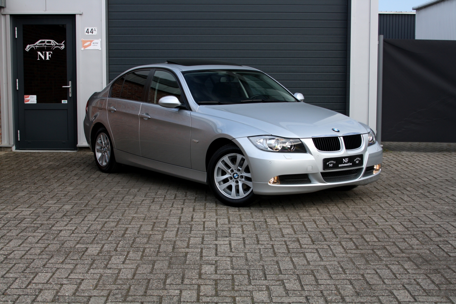 BMW-318i-Sedan-E90-2006-011.JPG