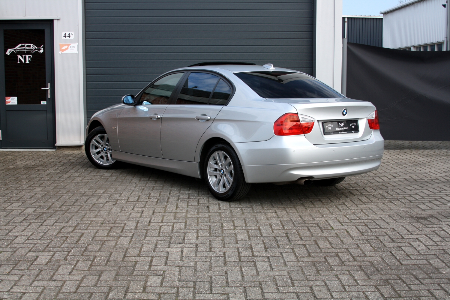 BMW-318i-Sedan-E90-2006-012.JPG