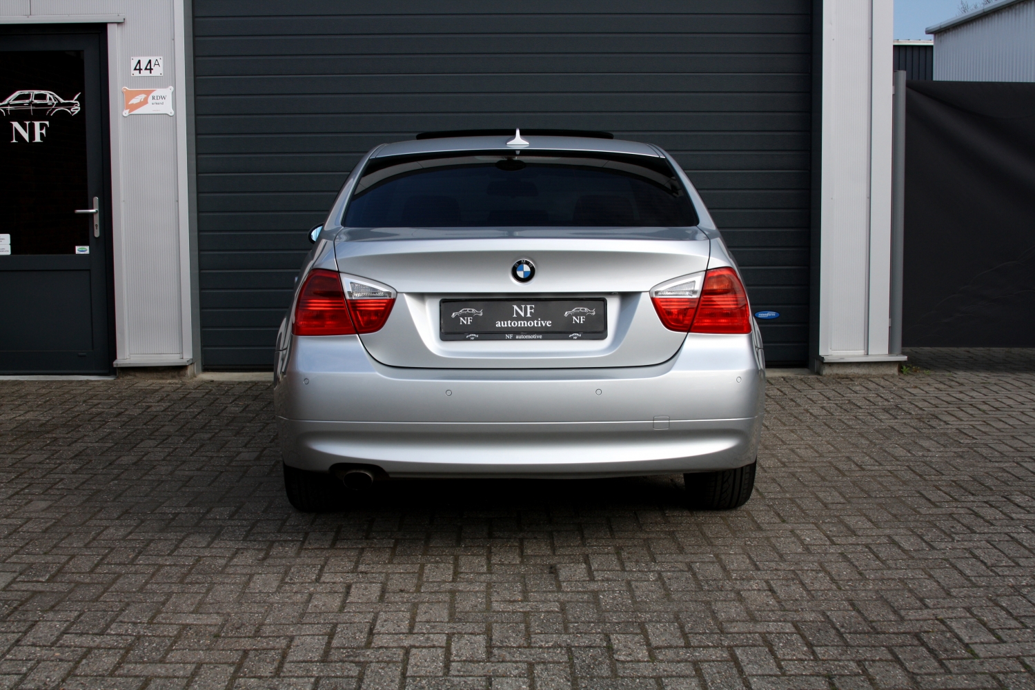 BMW-318i-Sedan-E90-2006-019.JPG