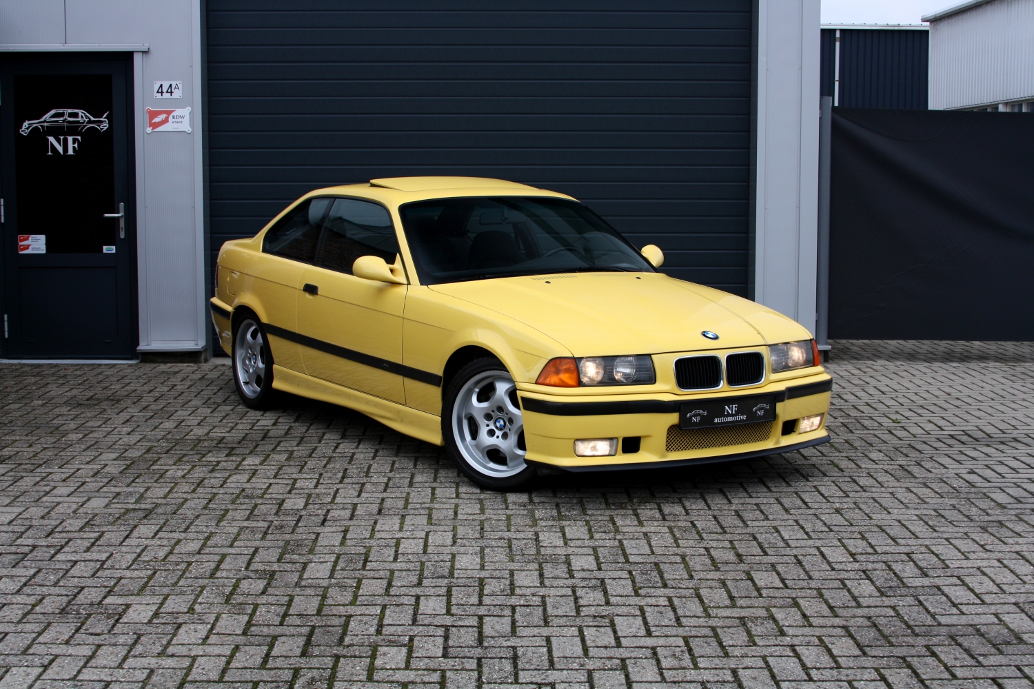 BMW-318is-E36-1992-122.JPG