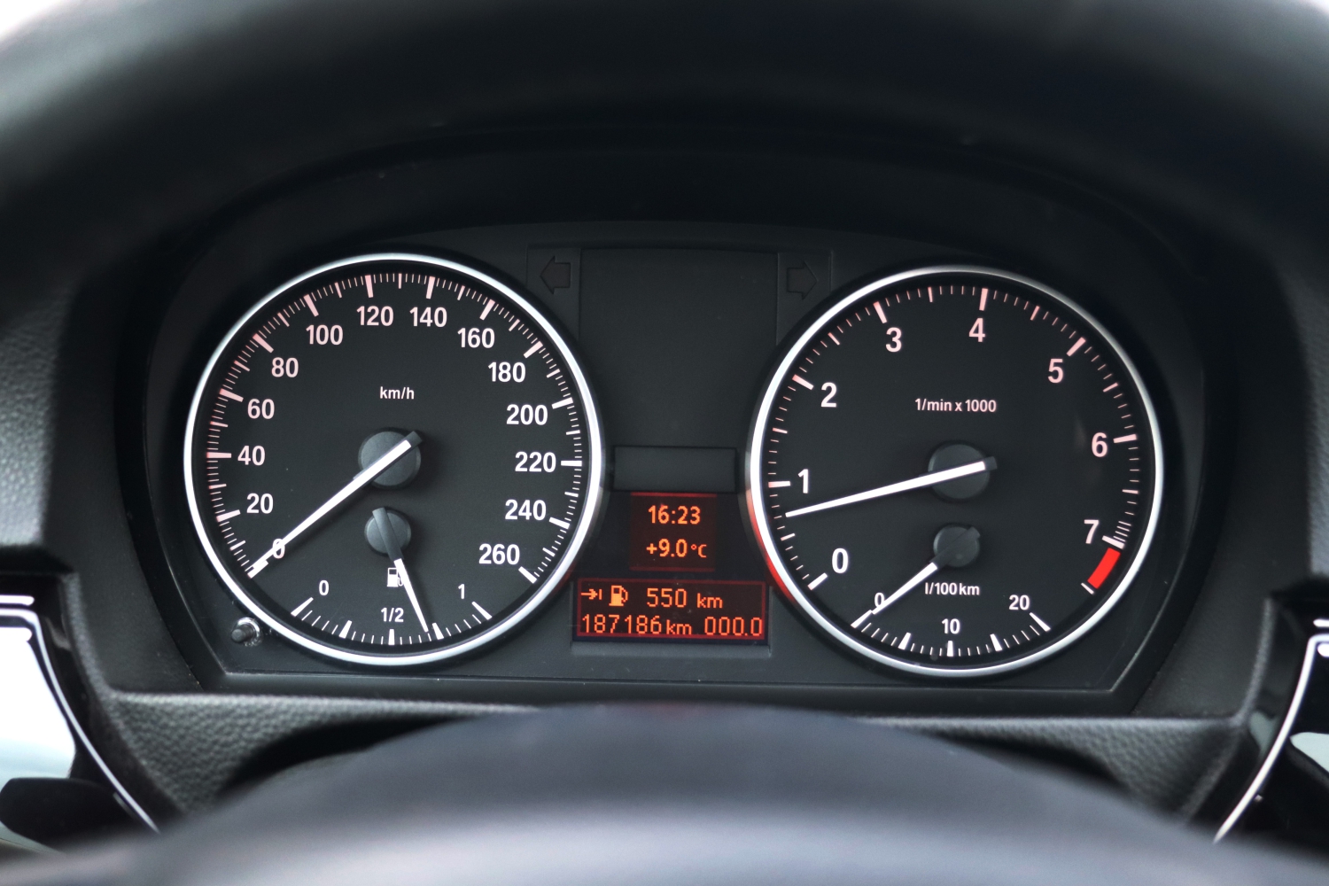 BMW-320i-Coupe-E92-2008-ZT632J-062.JPG