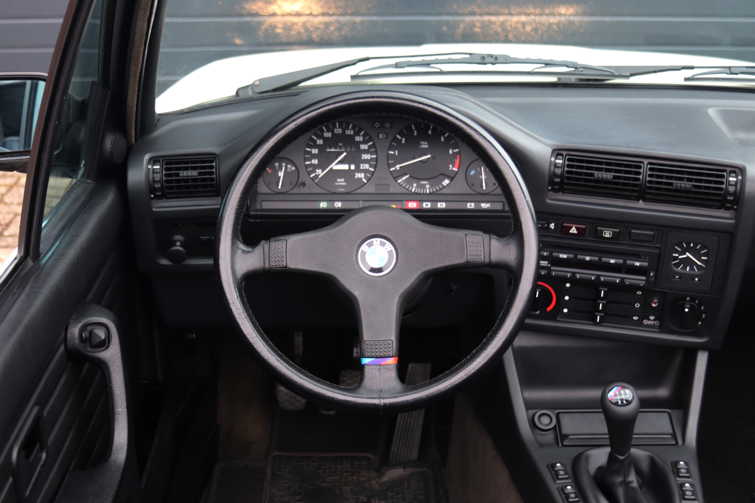 BMW-325i-E30-Cabriolet-65RRT2-2167-008.JPG