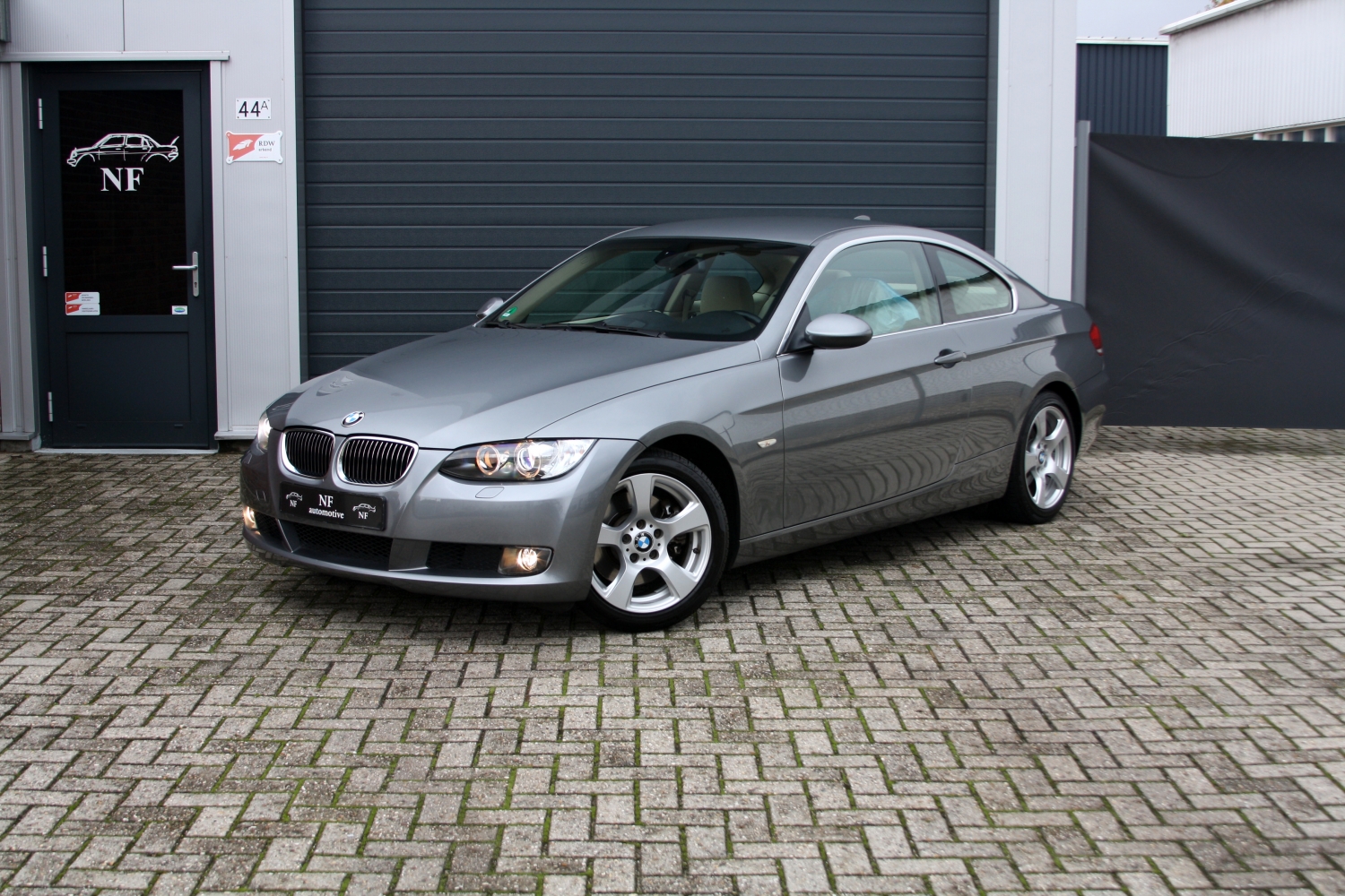 paspoort Londen Billy Goat BMW 325i Coupé E92 Executive kopen bij NF Automotive