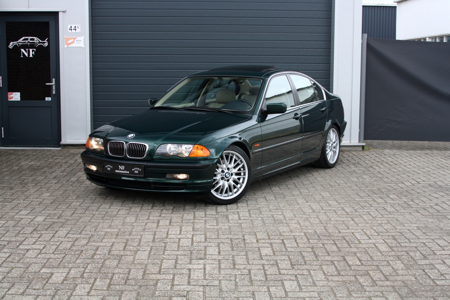 BMW-328i-Sedan-E46-1998-68LHGL-001.JPG