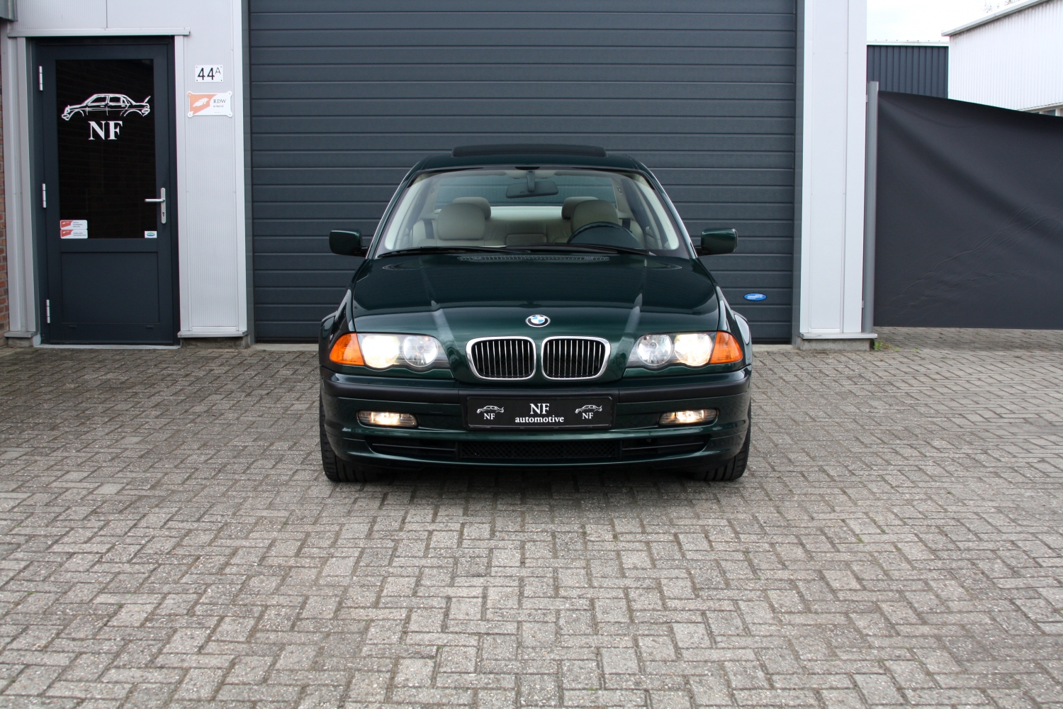 BMW-328i-Sedan-E46-1998-68LHGL-002.JPG