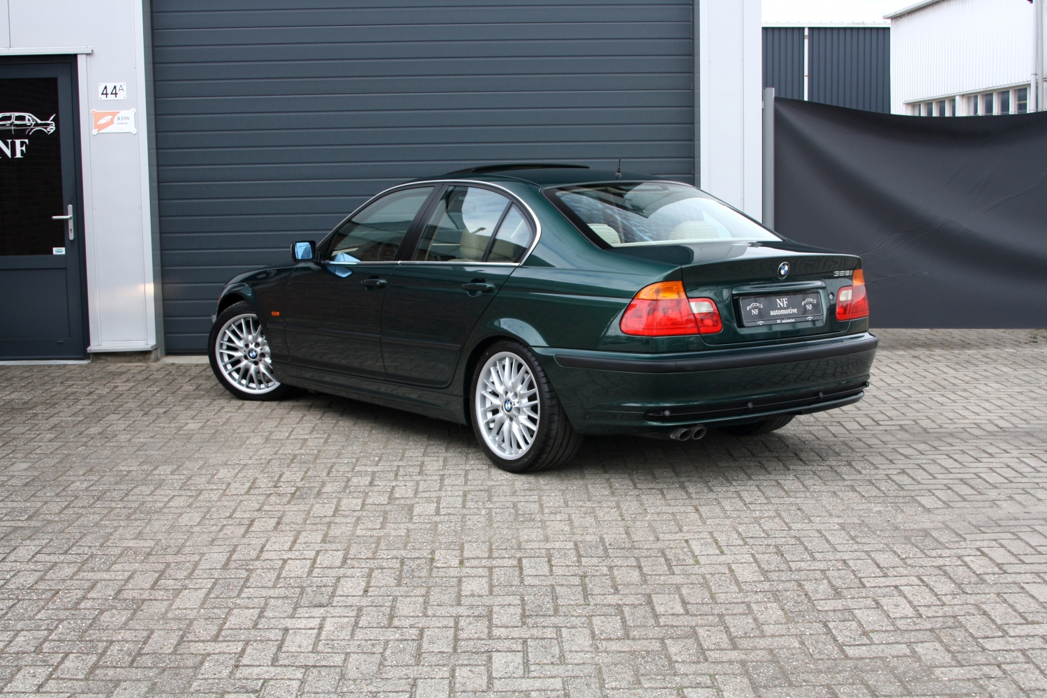 BMW-328i-Sedan-E46-1998-68LHGL-004.JPG