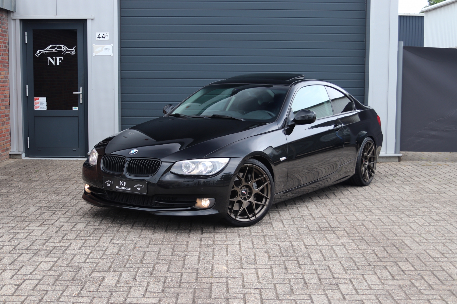 BMW-335i-Coupe-E92-LCI-Hand-2010-002.JPG