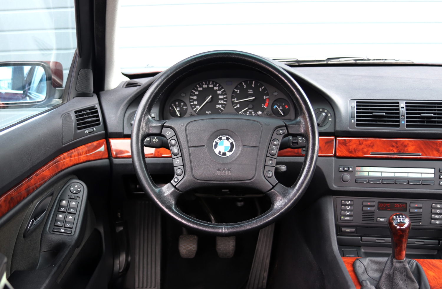 BMW-520i-Sedan-E39-1997-RSZF47-020.JPG
