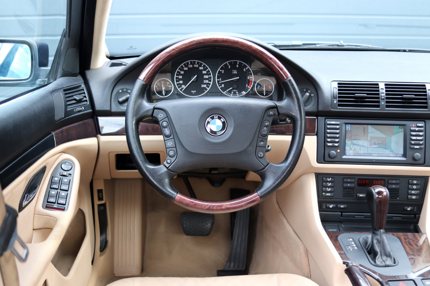 BMW-520i-Sedan-E39-2003-41NBNF-024.JPG