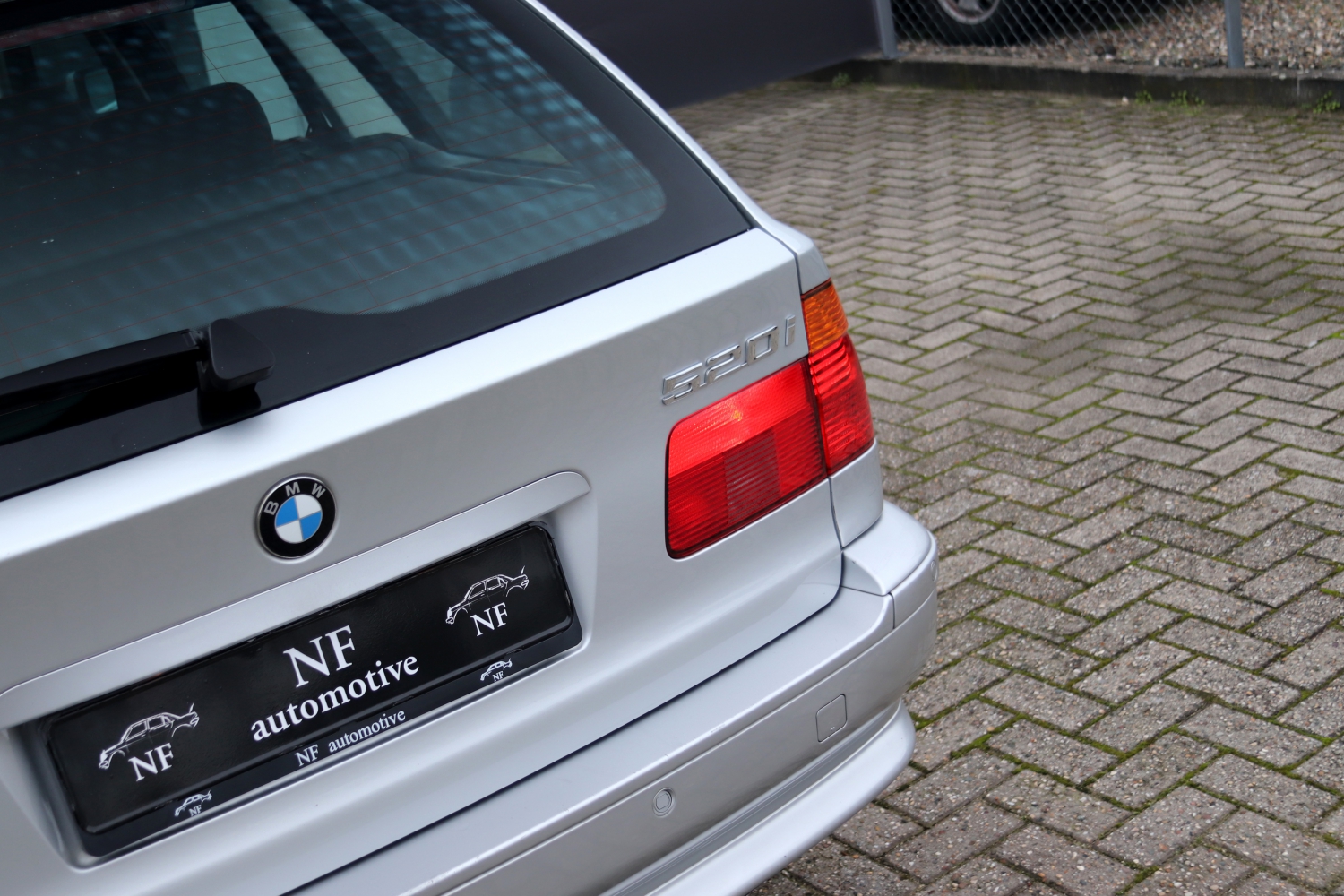 BMW-520i-Touring-E39-2001-G467GK-099.JPG