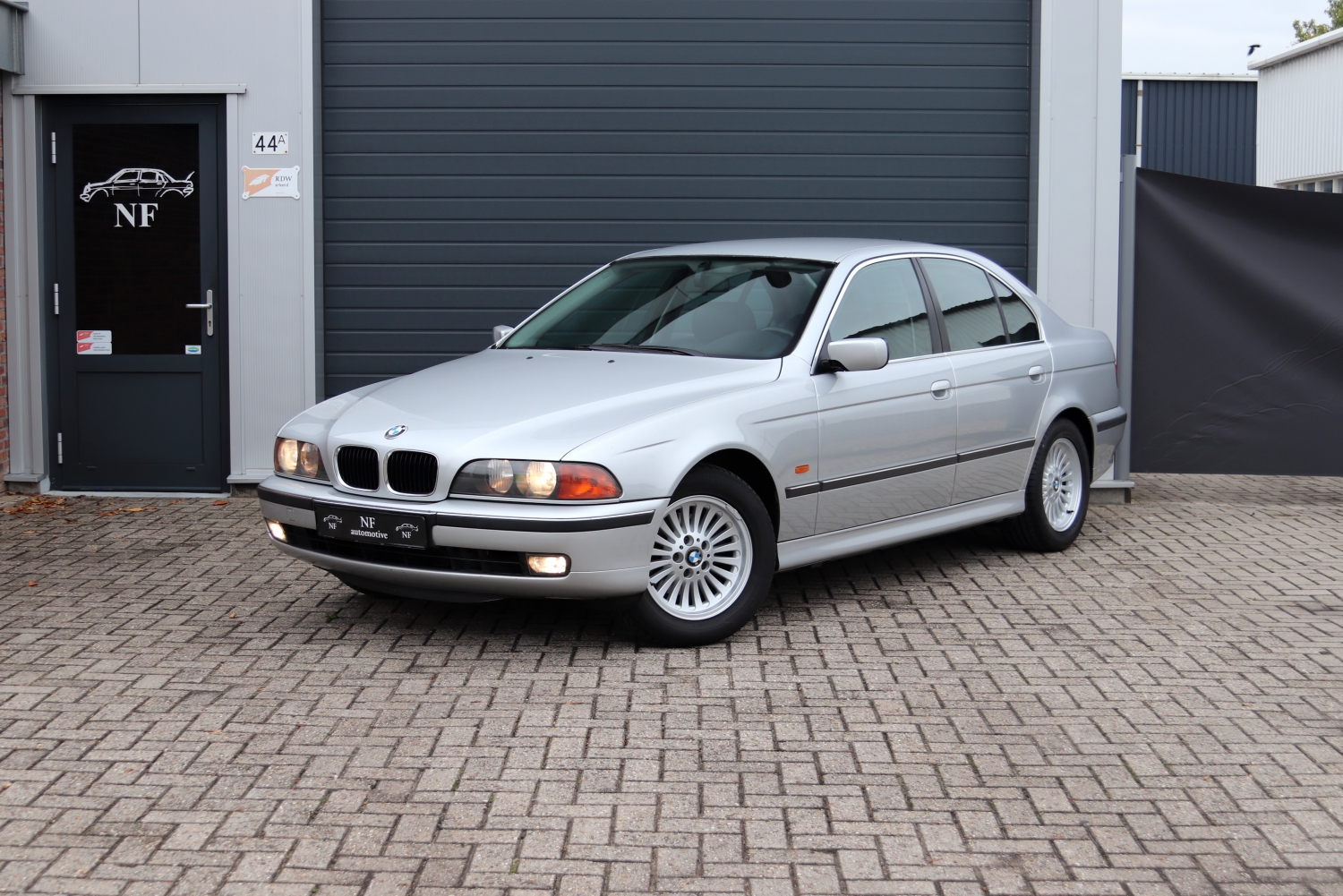 BMW-523i-Sedan-E39-10FBHS-006.JPG