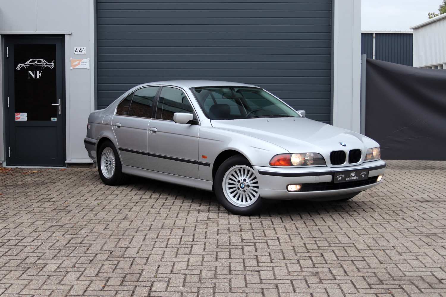 BMW-523i-Sedan-E39-10FBHS-011.JPG