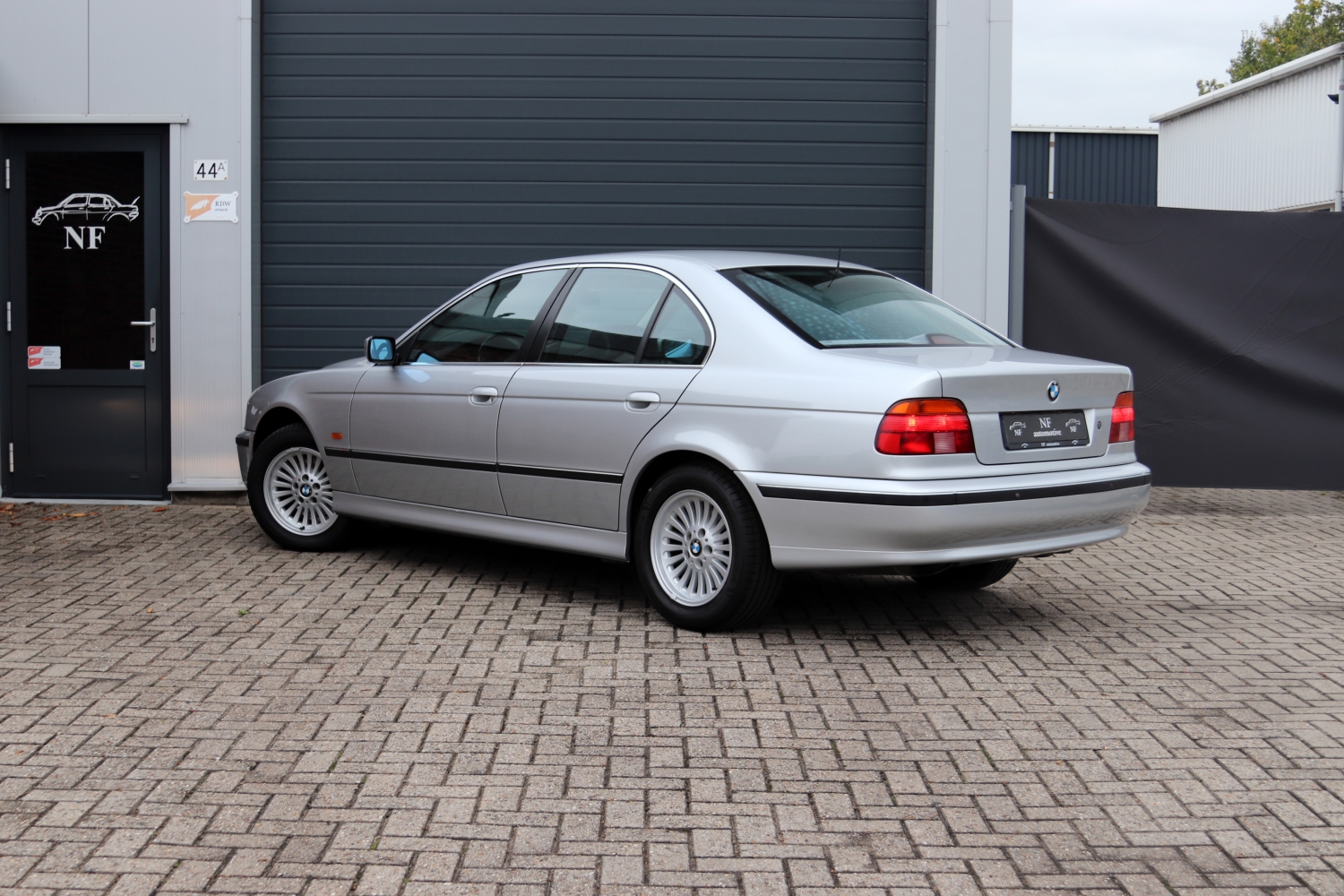 BMW-523i-Sedan-E39-10FBHS-015.JPG