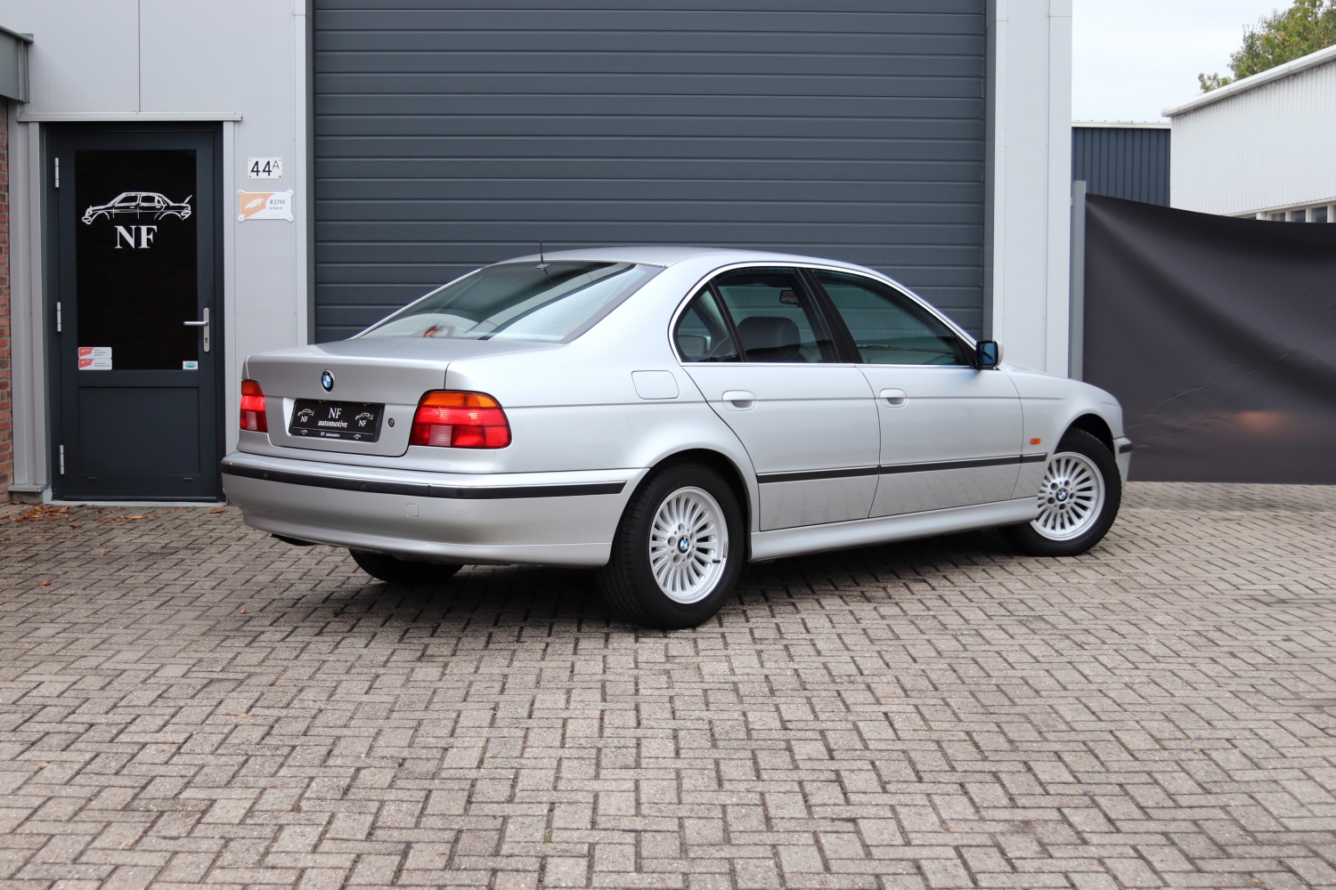 BMW-523i-Sedan-E39-10FBHS-017.JPG