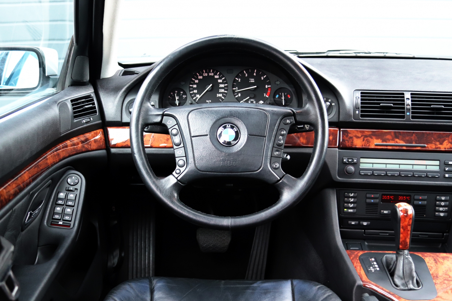 BMW-523i-Sedan-E39-10FBHS-022.JPG