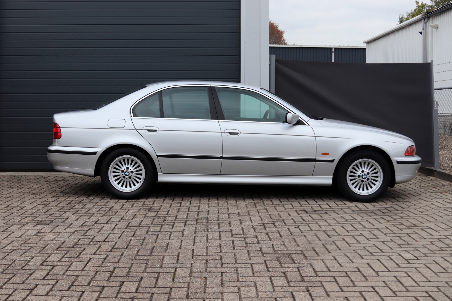 BMW-523i-Sedan-E39-10FBHS-101.JPG