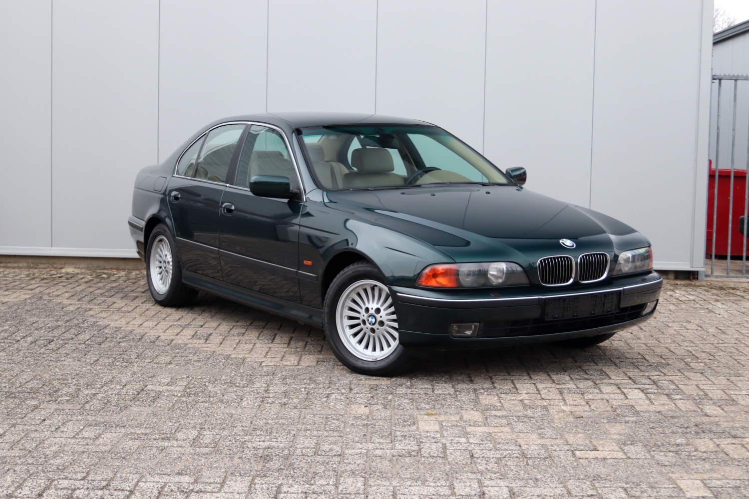 BMW-523i-Sedan-E39-10FBHS-192.JPG