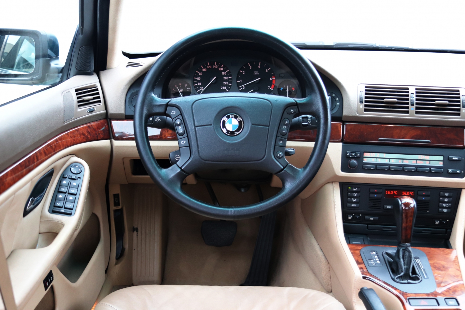 BMW-523i-Sedan-E39-10FBHS-244.JPG