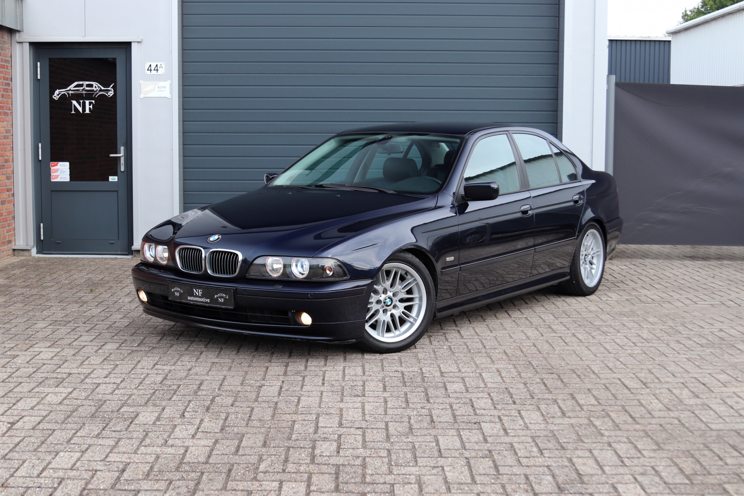 BMW-525i-Sedan-E39-14GPGD-001.JPG