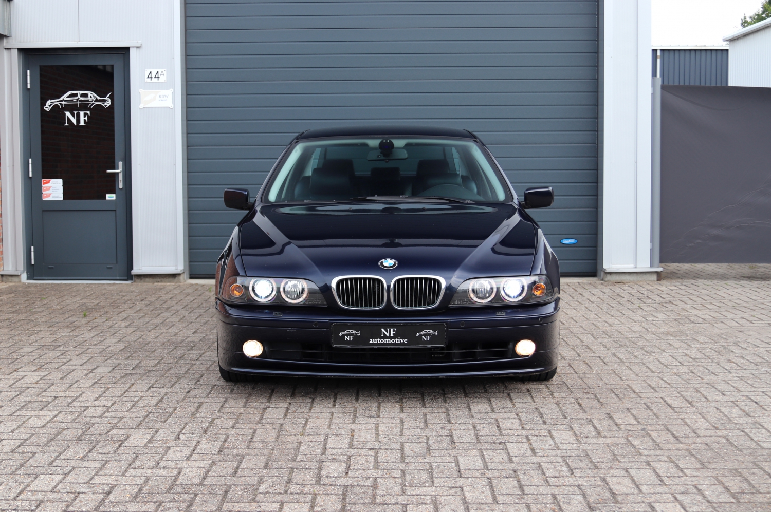 BMW-525i-Sedan-E39-14GPGD-002.JPG