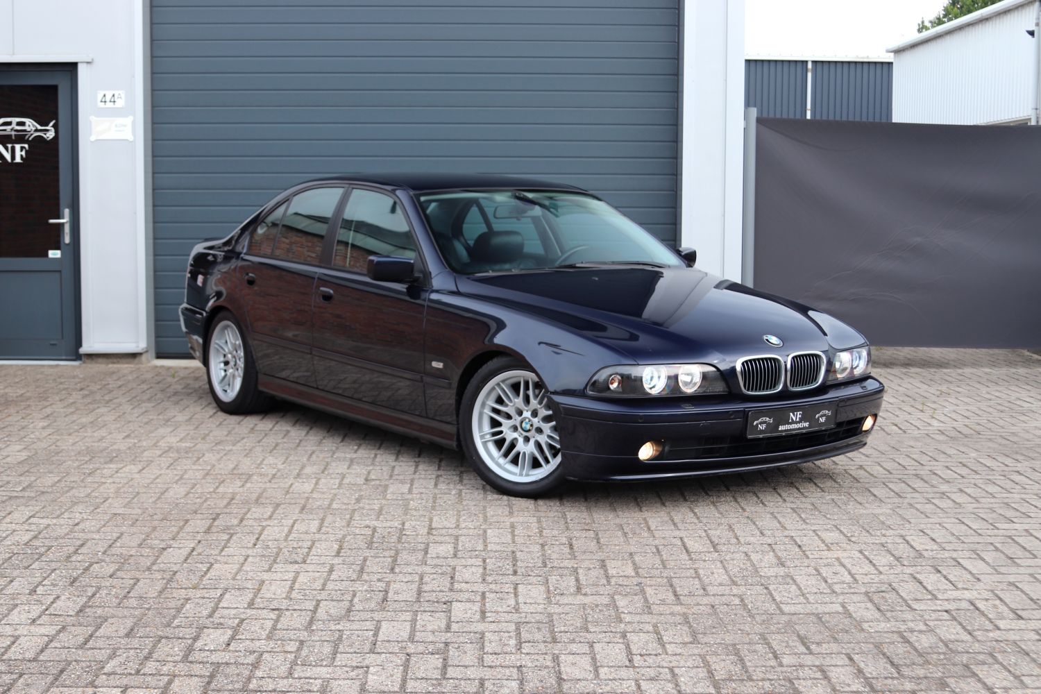 BMW-525i-Sedan-E39-14GPGD-010.JPG