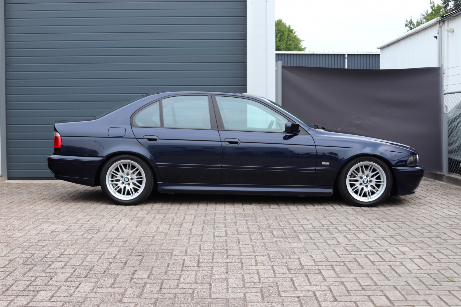 BMW-525i-Sedan-E39-14GPGD-074.JPG