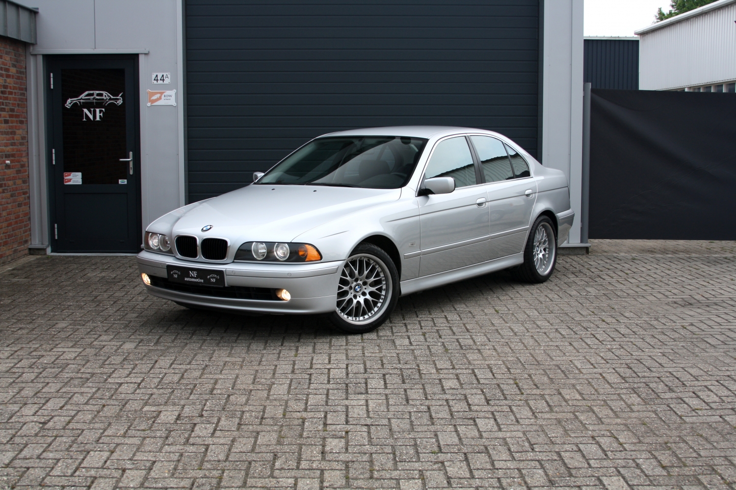BMW-525i-Sedan-E39-2001-15GLHJ-001.JPG