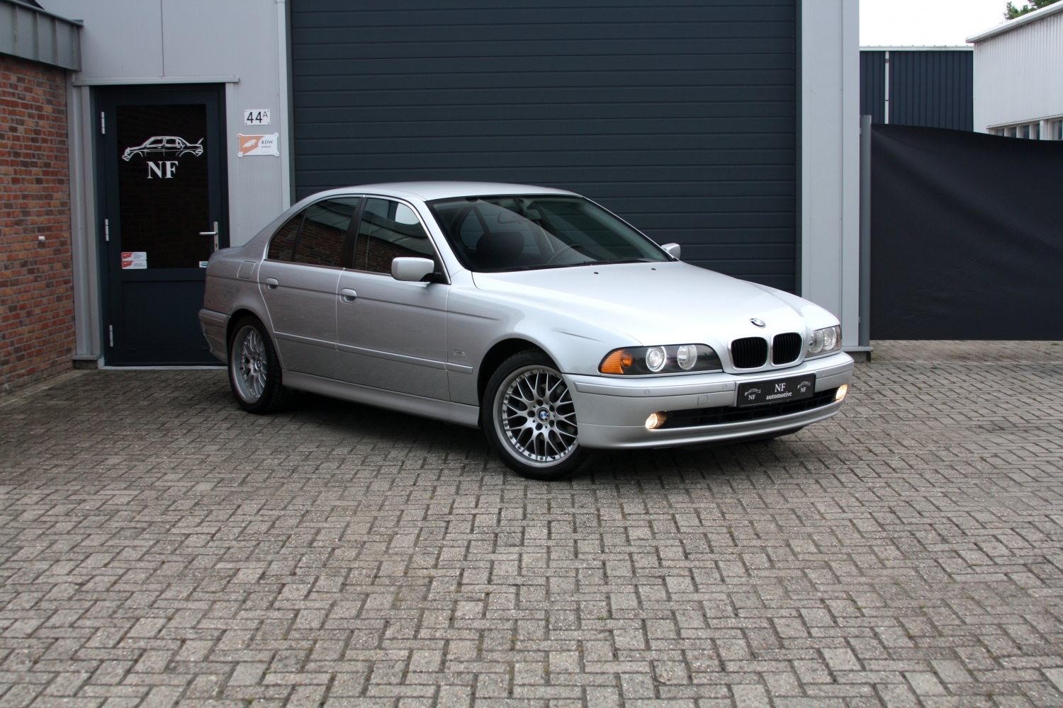 BMW-525i-Sedan-E39-2001-15GLHJ-015.JPG