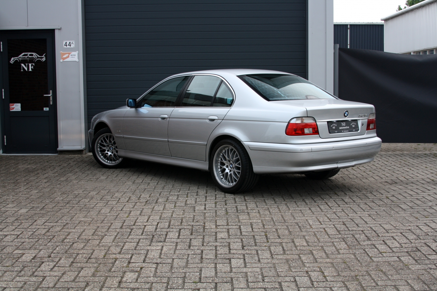 BMW-525i-Sedan-E39-2001-15GLHJ-019.JPG