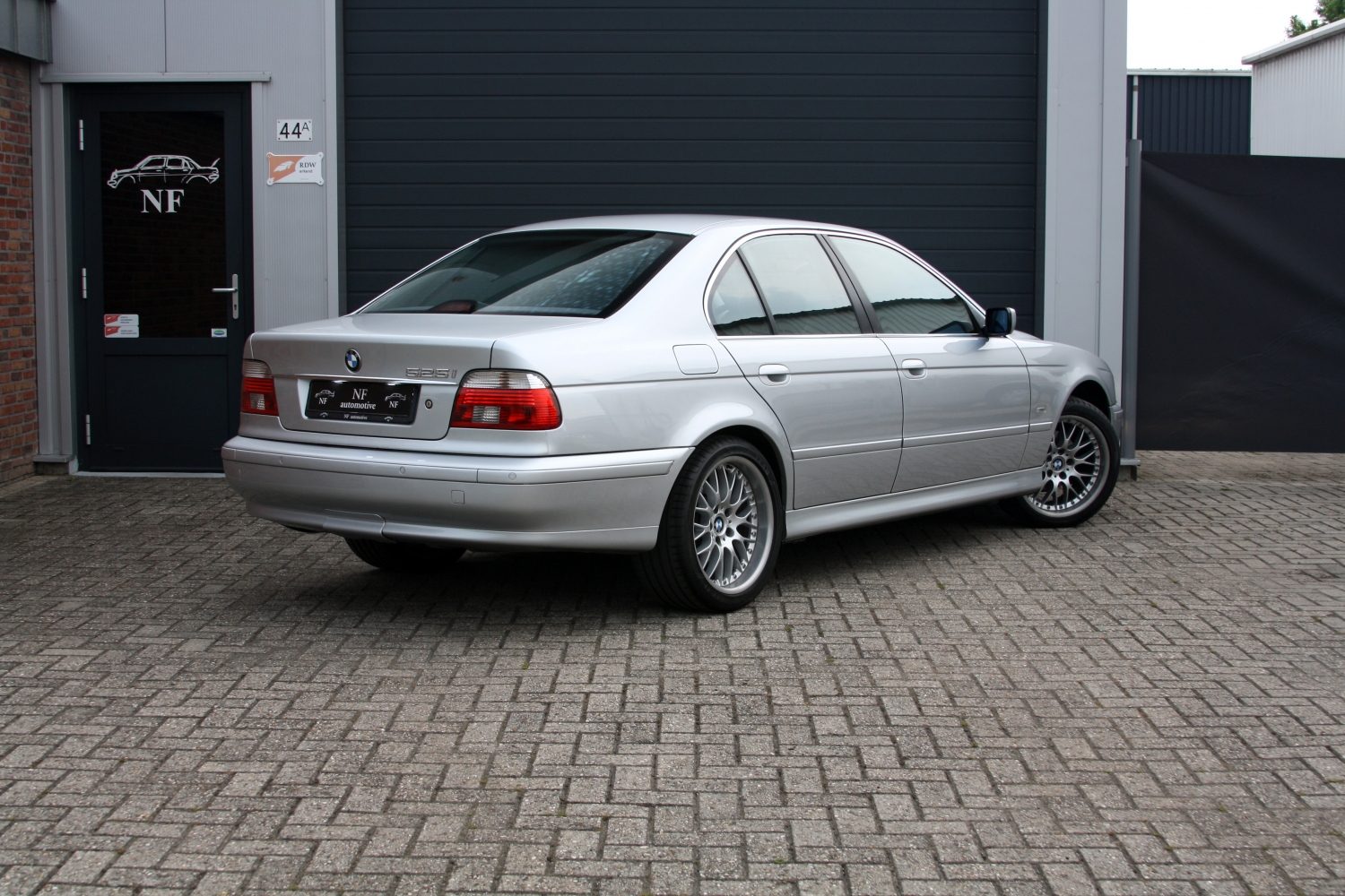BMW-525i-Sedan-E39-2001-15GLHJ-023.JPG