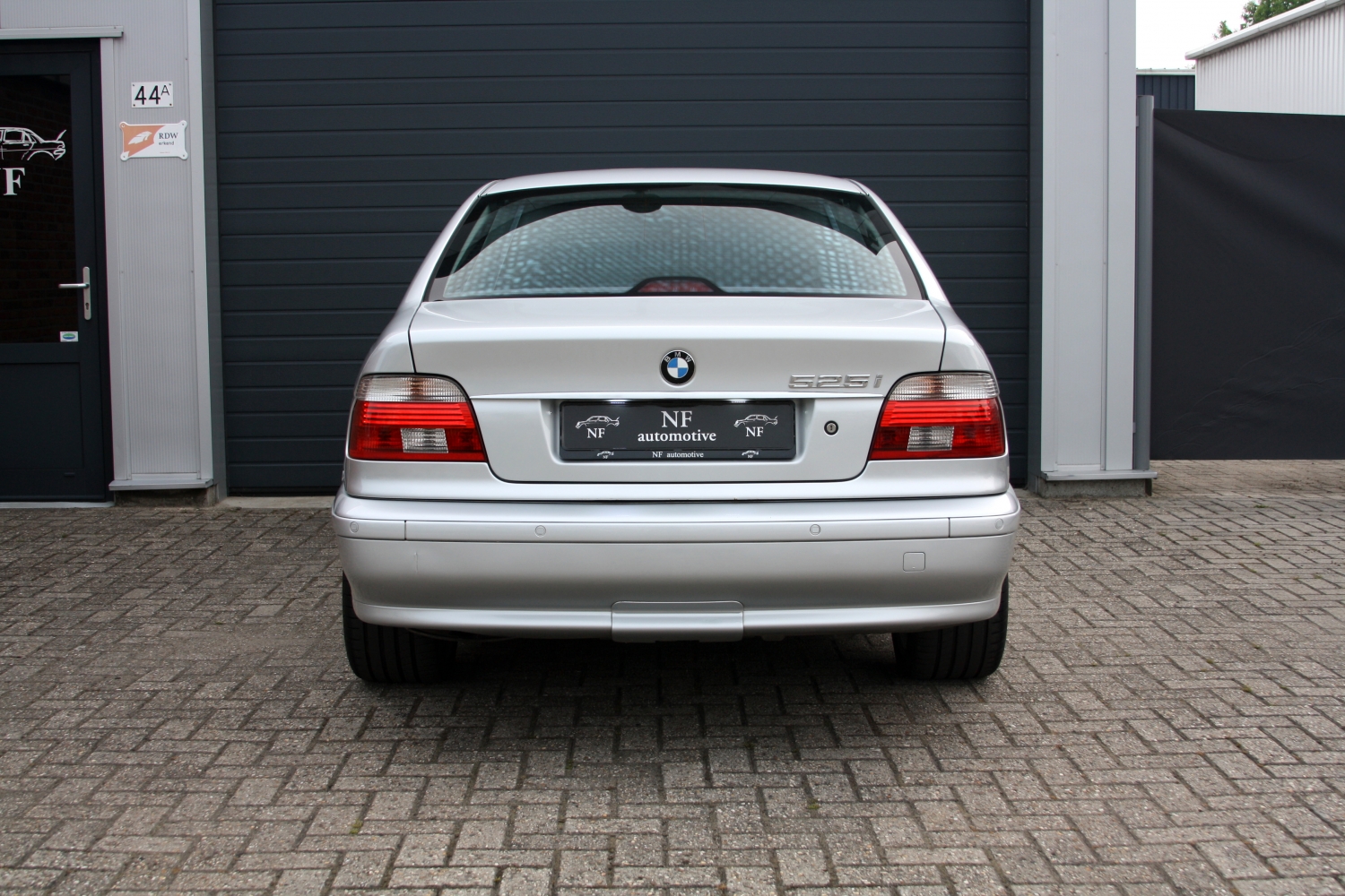 BMW-525i-Sedan-E39-2001-15GLHJ-026.JPG