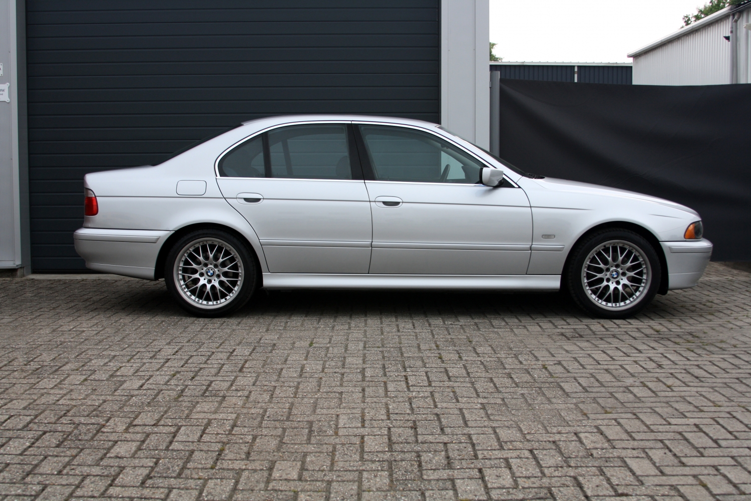 BMW-525i-Sedan-E39-2001-15GLHJ-147.JPG